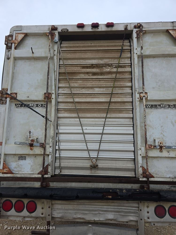 image for item EF3687 1977 Wilson AL700  livestock trailer
