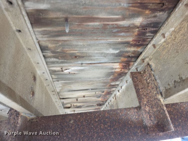 image for item EF3687 1977 Wilson AL700  livestock trailer