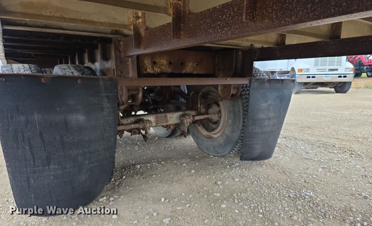 image for item EF3687 1977 Wilson AL700  livestock trailer