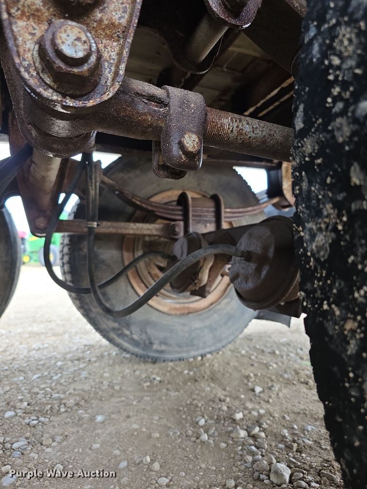 image for item EF3687 1977 Wilson AL700  livestock trailer