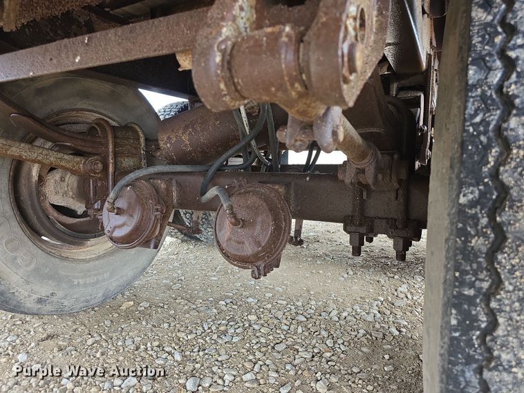 image for item EF3687 1977 Wilson AL700  livestock trailer