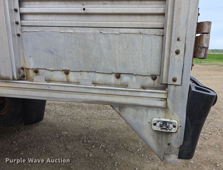 image for item EF3687 1977 Wilson AL700  livestock trailer