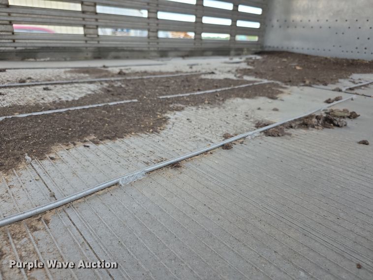 image for item EF3687 1977 Wilson AL700  livestock trailer