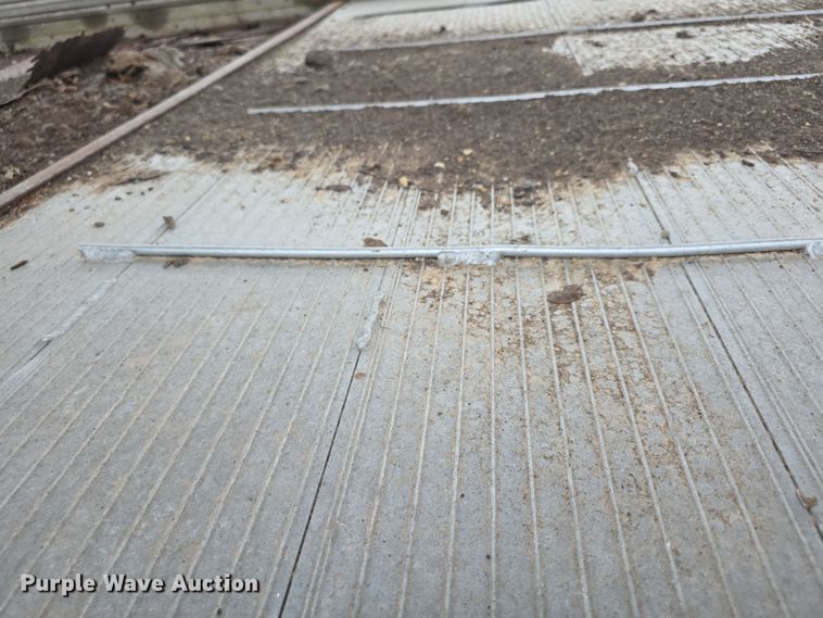 image for item EF3687 1977 Wilson AL700  livestock trailer