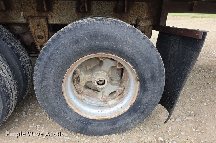 image for item EF3687 1977 Wilson AL700  livestock trailer