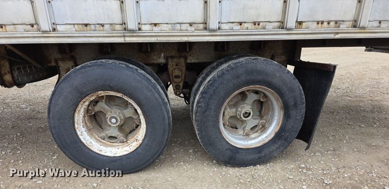 image for item EF3687 1977 Wilson AL700  livestock trailer