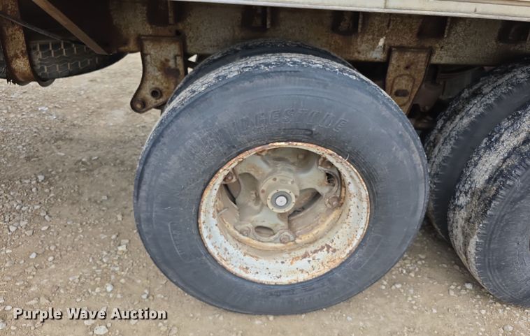 image for item EF3687 1977 Wilson AL700  livestock trailer