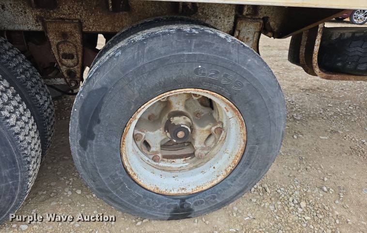 image for item EF3687 1977 Wilson AL700  livestock trailer