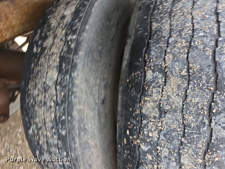 image for item EF3687 1977 Wilson AL700  livestock trailer