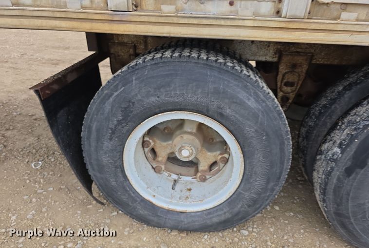 image for item EF3687 1977 Wilson AL700  livestock trailer