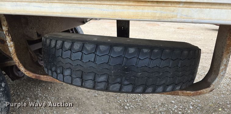 image for item EF3687 1977 Wilson AL700  livestock trailer