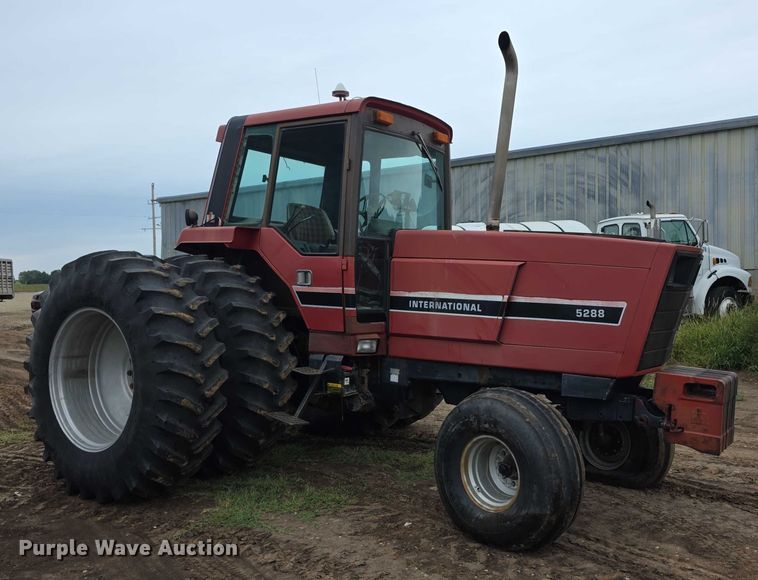 image for item EF3688 1982 International 5288 tractor