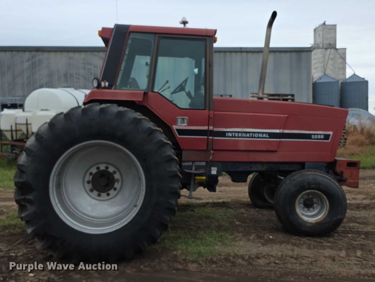 image for item EF3688 1982 International 5288 tractor