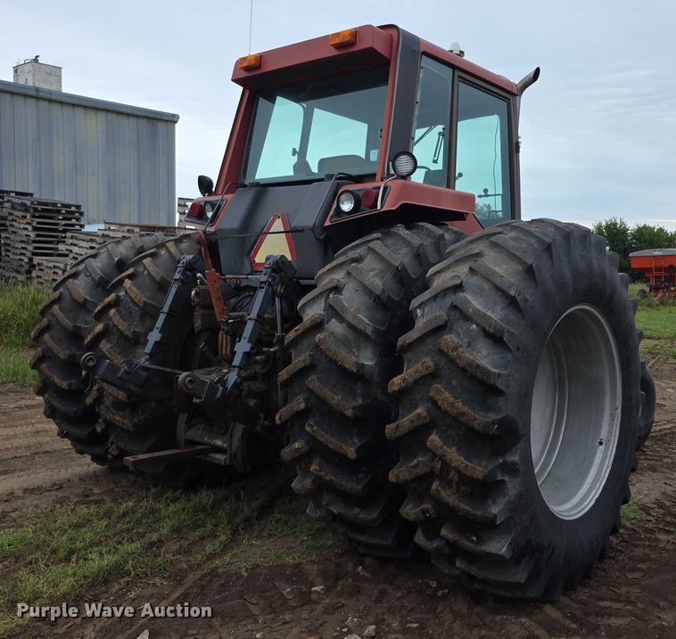 image for item EF3688 1982 International 5288 tractor