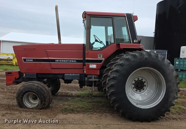 image for item EF3688 1982 International 5288 tractor