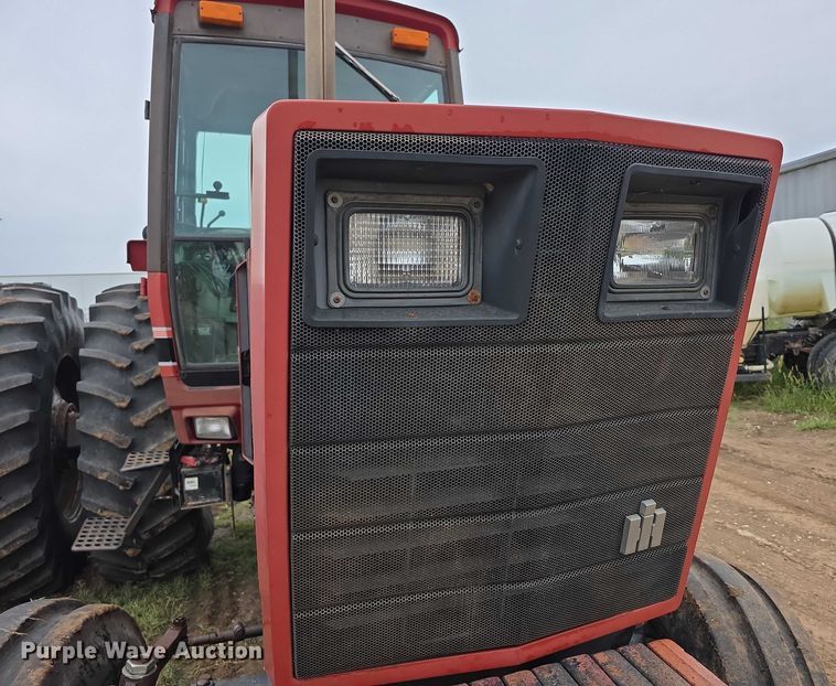 image for item EF3688 1982 International 5288 tractor