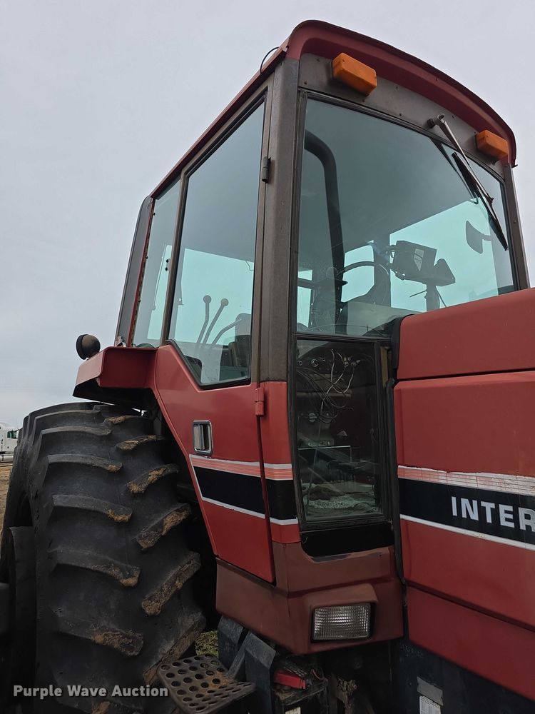 image for item EF3688 1982 International 5288 tractor