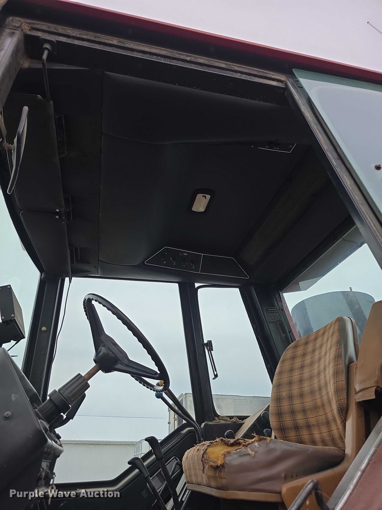 image for item EF3688 1982 International 5288 tractor