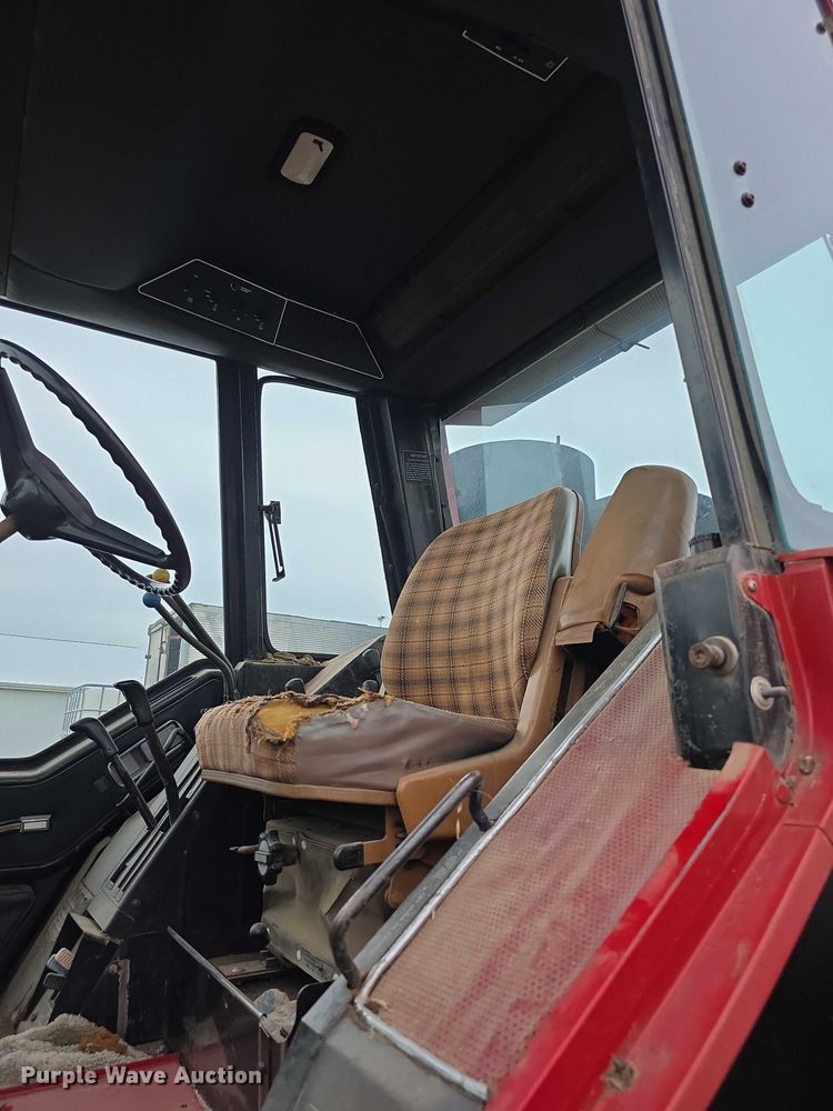 image for item EF3688 1982 International 5288 tractor