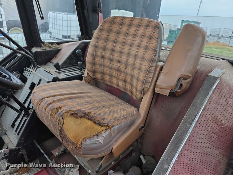 image for item EF3688 1982 International 5288 tractor