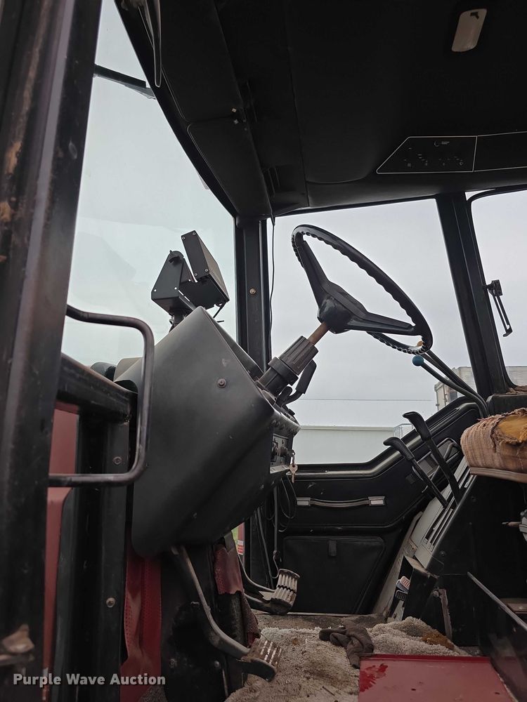 image for item EF3688 1982 International 5288 tractor