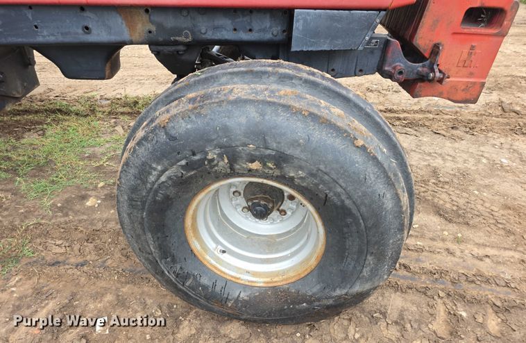 image for item EF3688 1982 International 5288 tractor
