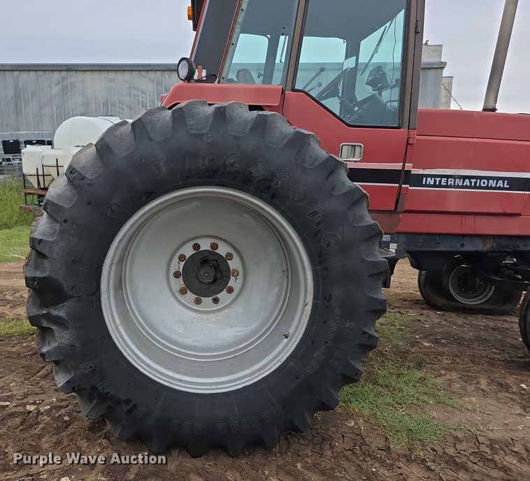 image for item EF3688 1982 International 5288 tractor