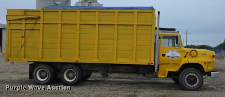 image for item EF3769 1991 Ford L8000 grain truck