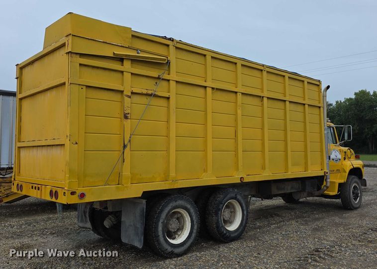 image for item EF3769 1991 Ford L8000 grain truck