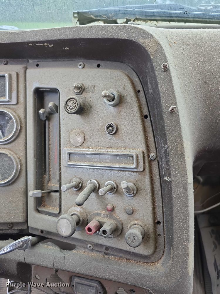 image for item EF3769 1991 Ford L8000 grain truck