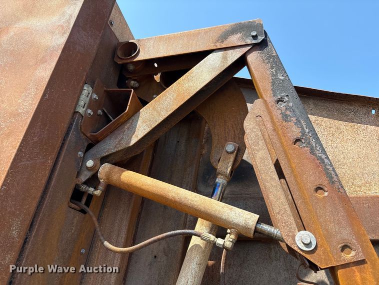 image for item EM0578 2017 Massey Ferguson Hesston 2956  round baler