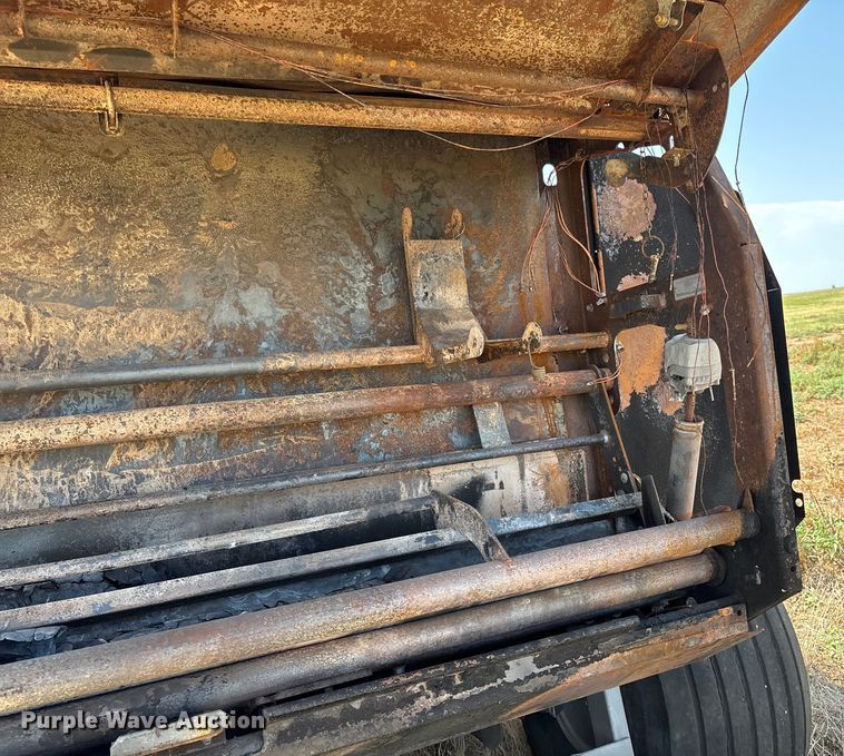 image for item EM0578 2017 Massey Ferguson Hesston 2956  round baler