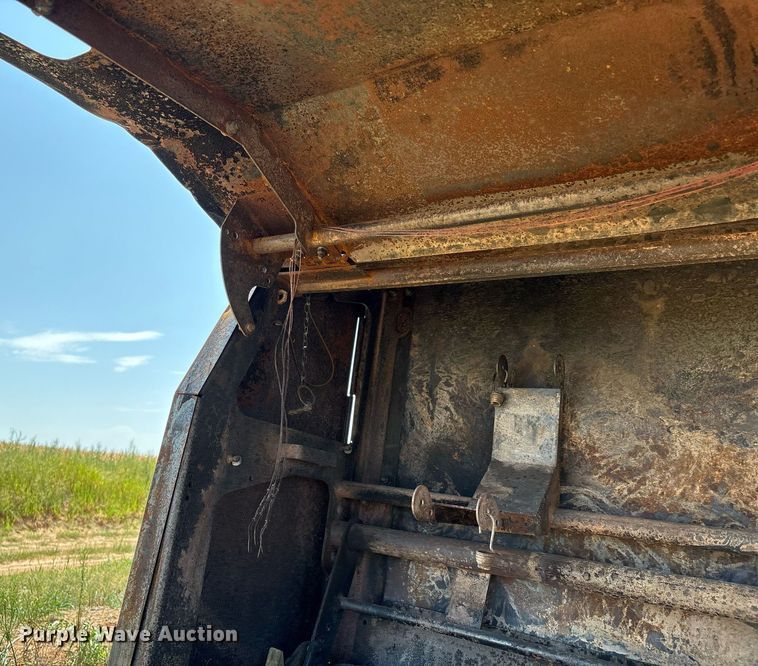 image for item EM0578 2017 Massey Ferguson Hesston 2956  round baler