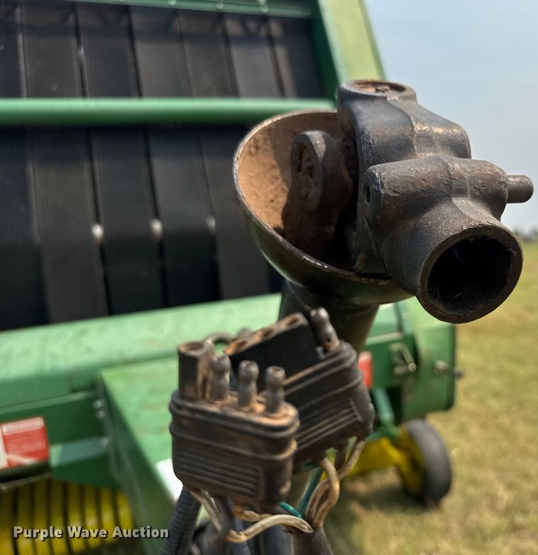 image for item EM8067 1987 John Deere 530 round baler