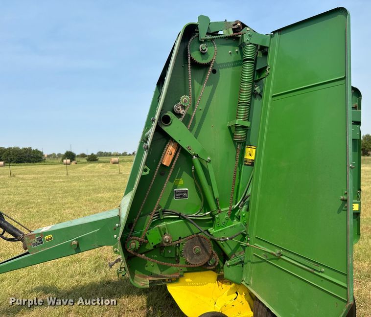 image for item EM8067 1987 John Deere 530 round baler
