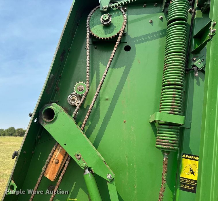 image for item EM8067 1987 John Deere 530 round baler