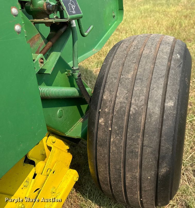 image for item EM8067 1987 John Deere 530 round baler
