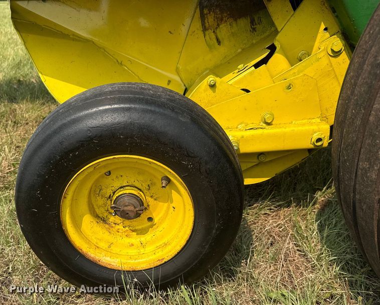 image for item EM8067 1987 John Deere 530 round baler