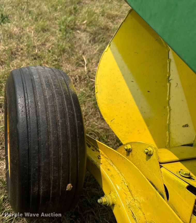 image for item EM8067 1987 John Deere 530 round baler