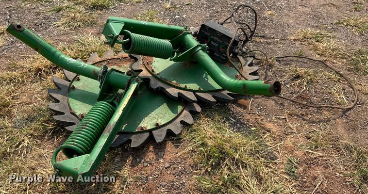 image for item EM8067 1987 John Deere 530 round baler