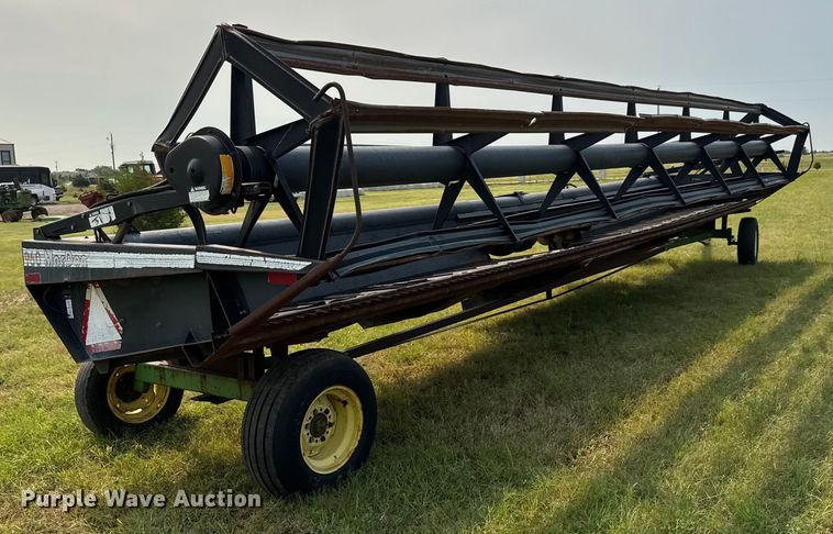 image for item EM8071 1993 MacDon 960 draper head