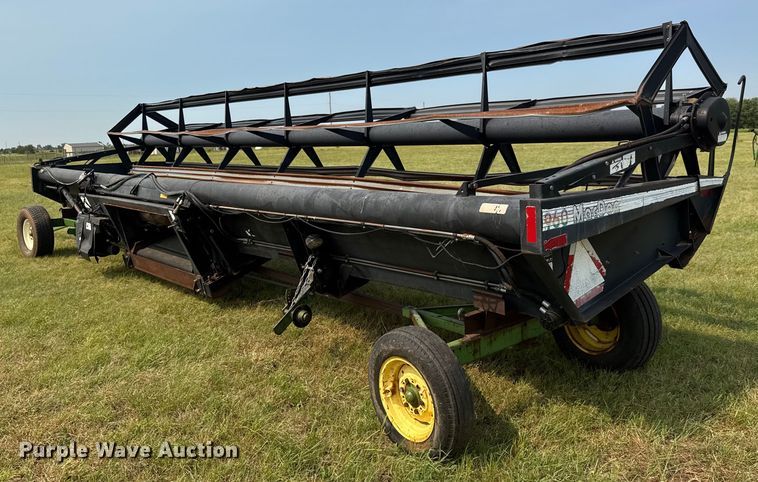 image for item EM8071 1993 MacDon 960 draper head