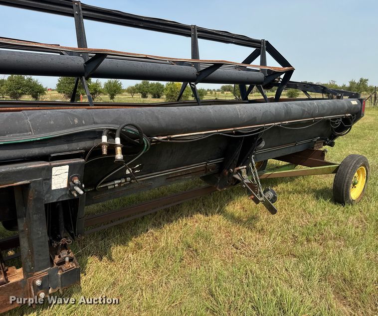 image for item EM8071 1993 MacDon 960 draper head