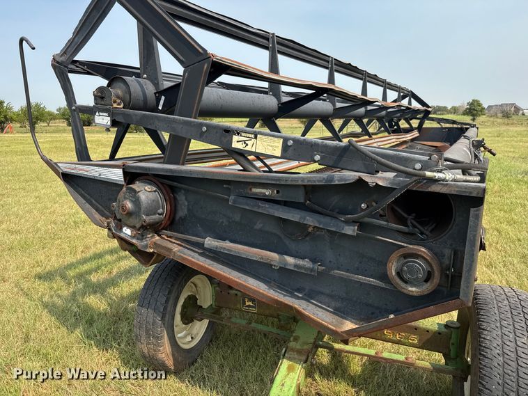 image for item EM8071 1993 MacDon 960 draper head