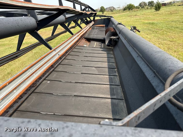 image for item EM8071 1993 MacDon 960 draper head