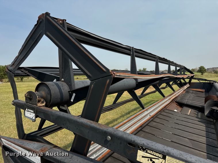 image for item EM8071 1993 MacDon 960 draper head