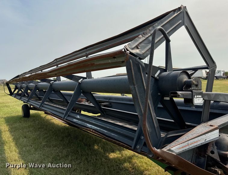 image for item EM8071 1993 MacDon 960 draper head