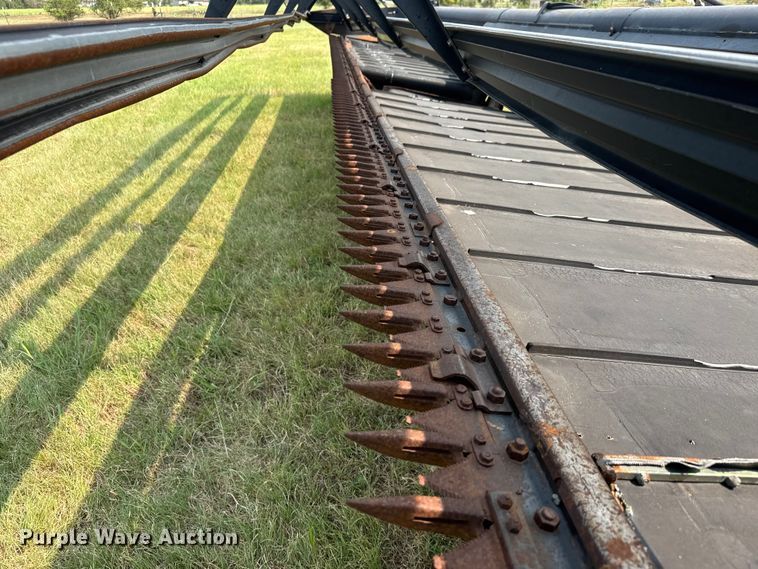 image for item EM8071 1993 MacDon 960 draper head