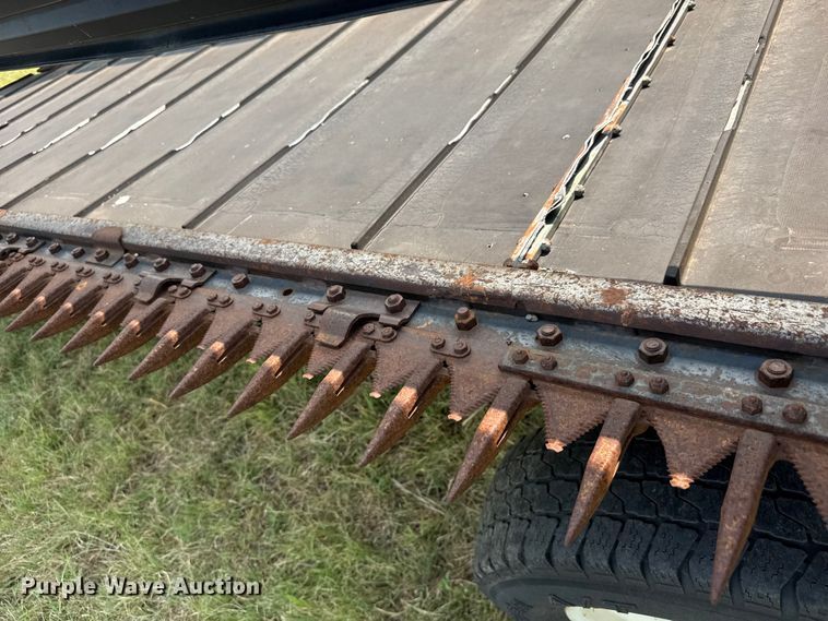 image for item EM8071 1993 MacDon 960 draper head