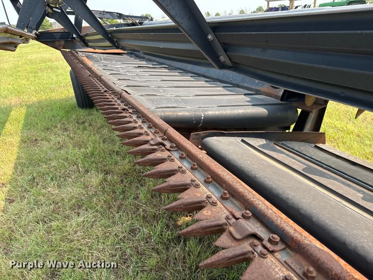 image for item EM8071 1993 MacDon 960 draper head